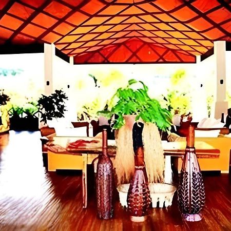 Orator Hotel Апиа Екстериор снимка