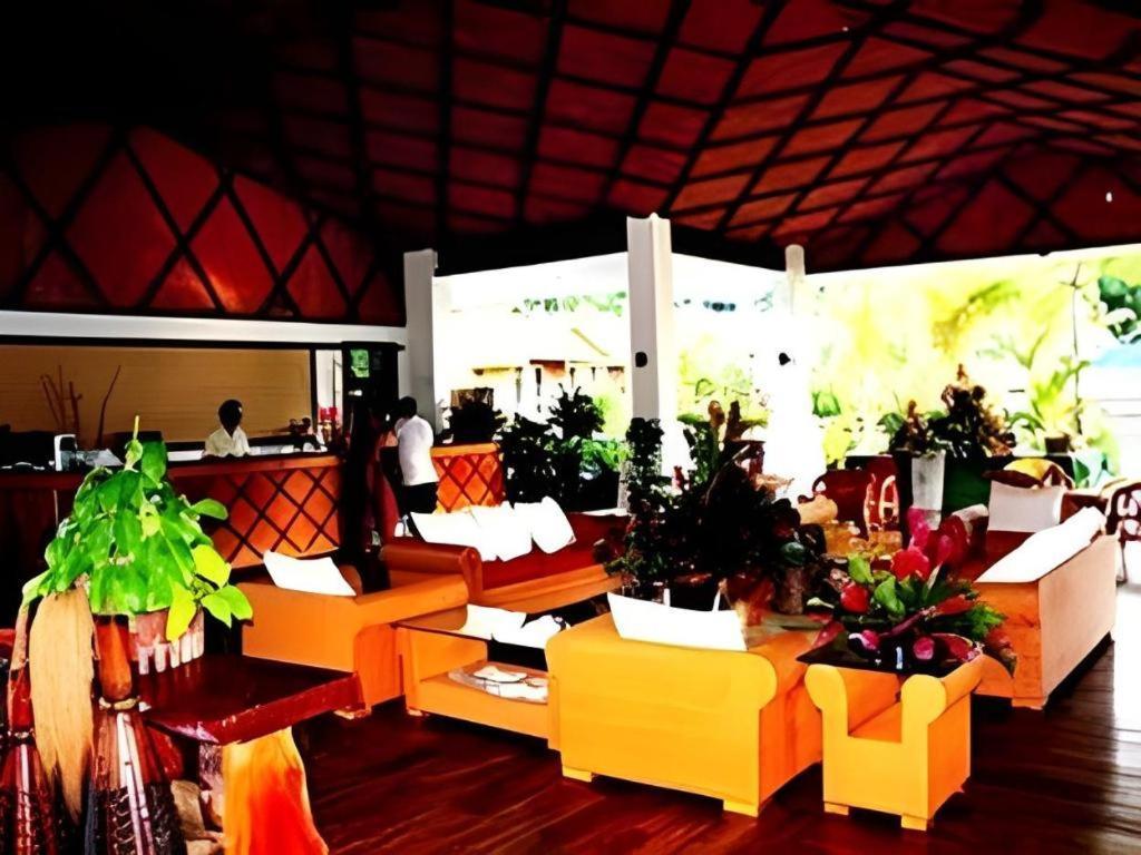 Orator Hotel Апиа Екстериор снимка