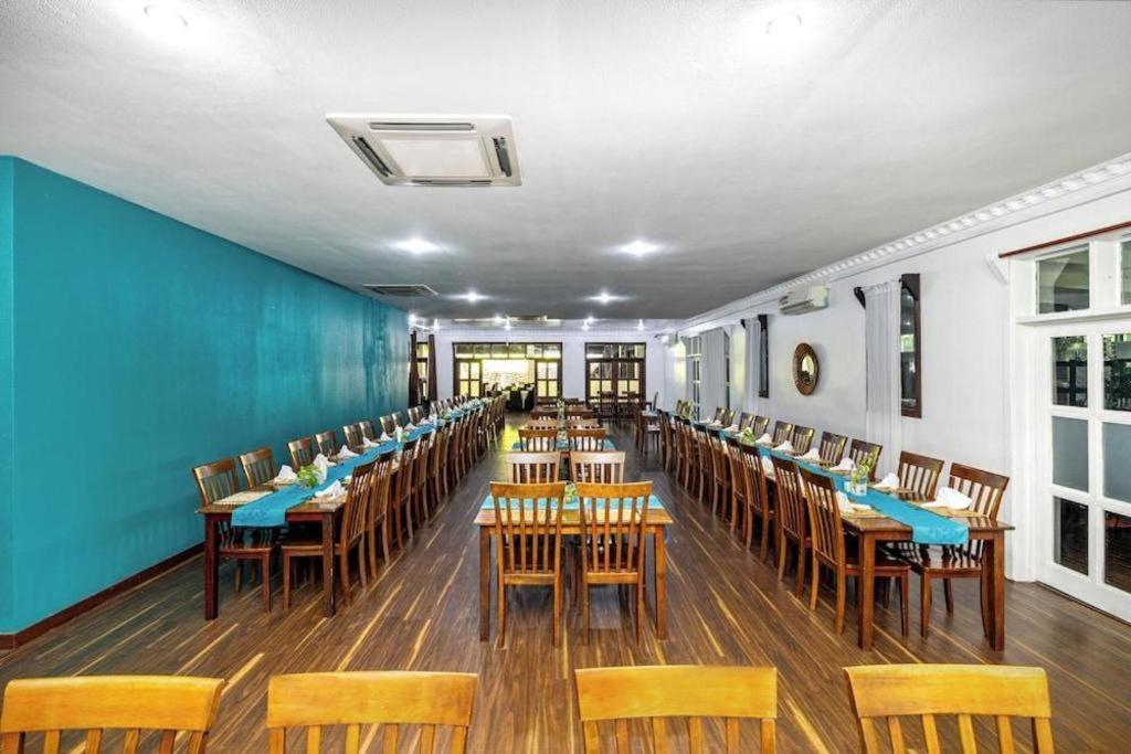 Orator Hotel Апиа Екстериор снимка