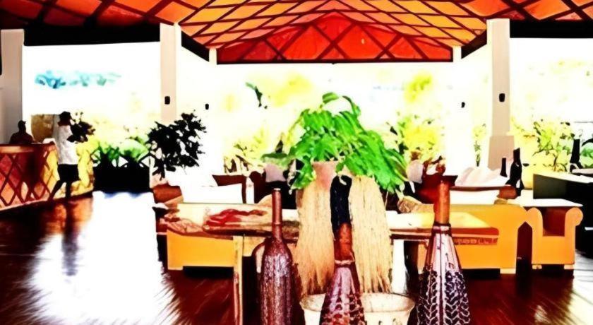 Orator Hotel Апиа Екстериор снимка